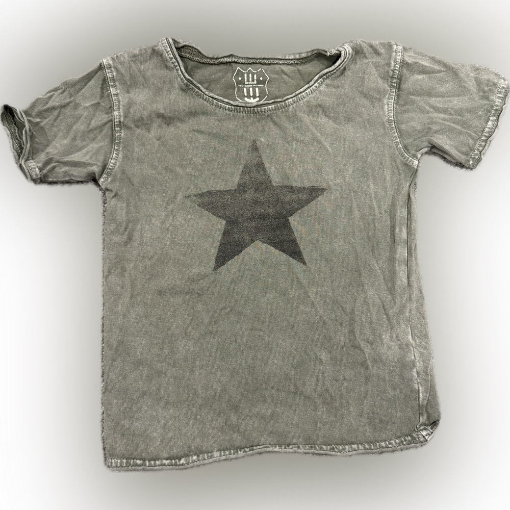 Wes & Willy Boys army green star t-shirt size 24 months excellent condition